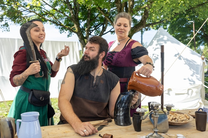 Geselligkeit, Speis und Trank dürfen auf einem Fest natürlich nicht fehlen.