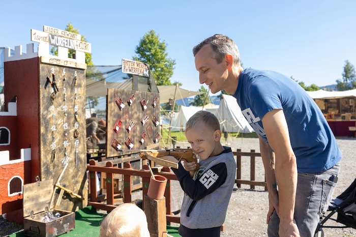 Nicht nur die kleinen Besucher dürfen sich im Armbrustschießen messen.