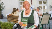 Herta Temm (90) im Schloss St. Martin mit dem Kochbuch, dessen Erbe sie verwaltet