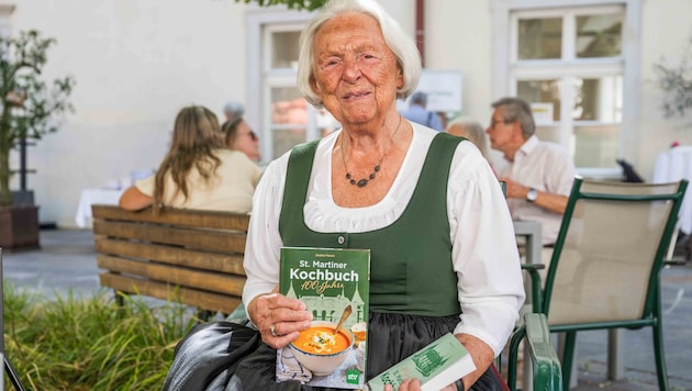 Herta Temm (90) im Schloss St. Martin mit dem Kochbuch, dessen Erbe sie verwaltet
