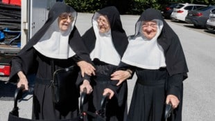 Bleiben weiter standhaft: Schwester Regina, Schwester Rita und Schwester Bernadette.