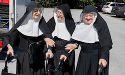 Regina, Rita und Bernadette geben sich kämpferisch.