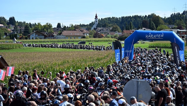 Motorräder soweit das Auge reicht. Die Bike-Week zieht zehntausende Biker an und wurde bereits ...
