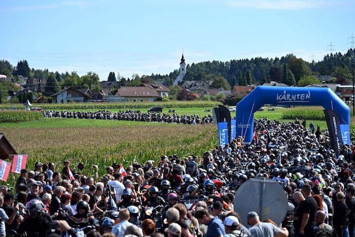 Motorräder soweit das Auge reicht. Die Bike-Week zieht zehntausende Biker an und wurde bereits ...