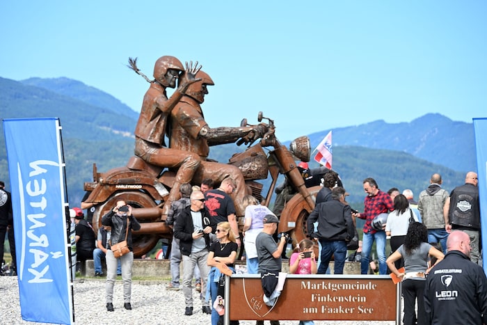 Selfie vor der Motorrad-Skulptur im Kreisverkehr Faaker See.