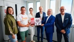 „Krone“-Chefredakteur und Herausgeber Dr. Christoph Dichand (Mi.) war neben Gaigg, Jelinek, ...