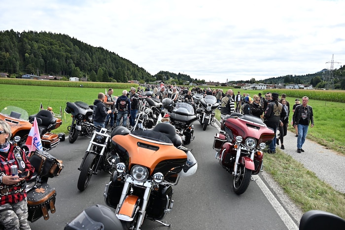 Es sind schon mächtige Brummer, die hier an der Spitze der Parade am Samstag um 10 Uhr ...