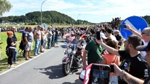 Für die Parade lassen sich viele der Biker originelle Kostüme einfallen, die noch mehr dazu ...