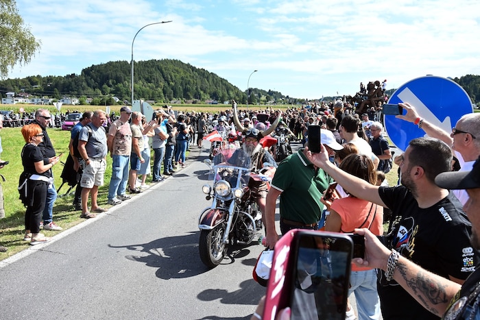 Für die Parade lassen sich viele der Biker originelle Kostüme einfallen, die noch mehr dazu ...