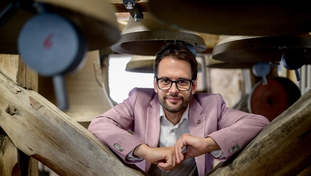 Lukas Schönsgibl ist Herr des Glockenspiels über den Dächern von St. Pölten.