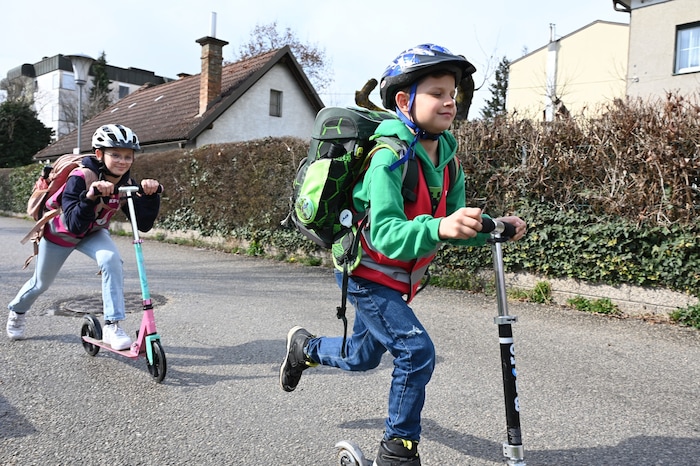 Egal ob zu Fuß oder mit Rollen unter den Füßen – der Schulweg birgt für Kinder viele Gefahren, ...