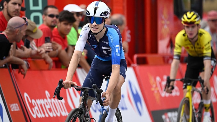Das Team Israel-Premier tritt mit geänderten Trikots an.