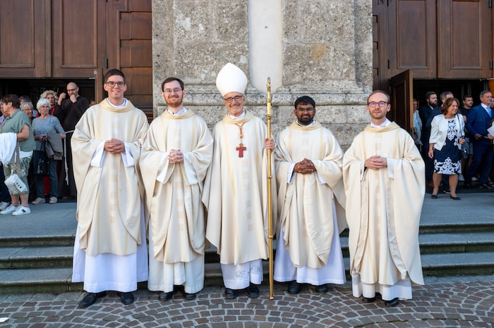 Die vier Neupriester bringen unterschiedliche Lebensgeschichten und Berufungserfahrungen mit – ...