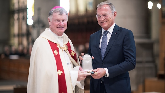 Bischof Manfred Scheuer wurde von LH Thomas Stelzer geehrt.
