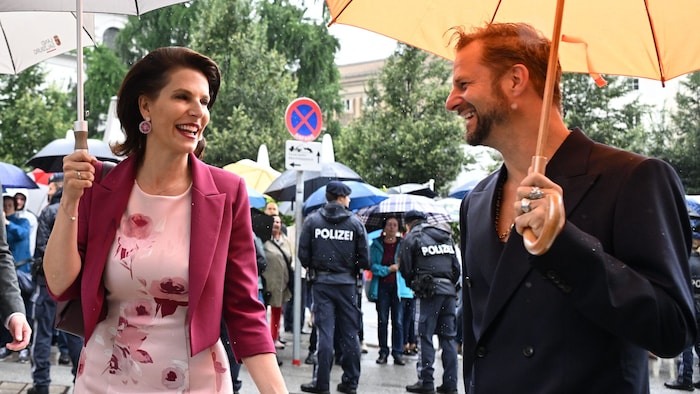 Mit Föhnfrisur an der Seite von Schauspieler Philipp Hochmair bei den Festspielen im Juli