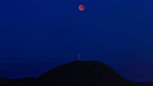 Eine partielle Mondfinsternis über dem Gaisberg 2019