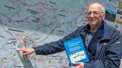 Vinko Wieser mit seinem Nachschlagwerk zur Namenskultur der Region um Köttmannsdorf