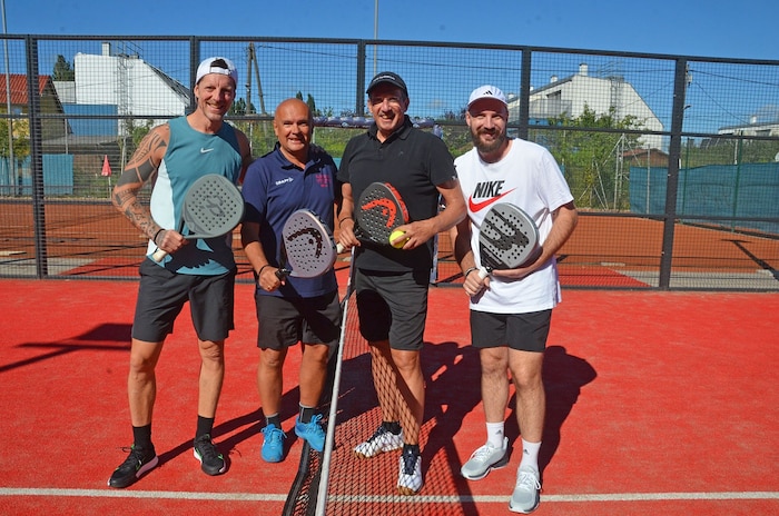 Viktor Gernot (Zweiter von Rechts) ist ebenfalls großer Padel-Fan.