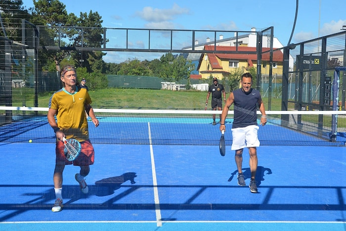 Tricky Niki (re.) liebt Padel als Ausgleich.