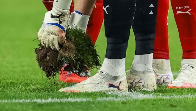 Schon wieder: Ein Loch im Rasen sorgte bei einem Länderspiel wie 2022 für Aufregung.