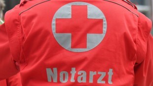 Der Notarzt versorgte den jungen Fleischhauer, der sich ein Messer in den Bauch gerammt hatte