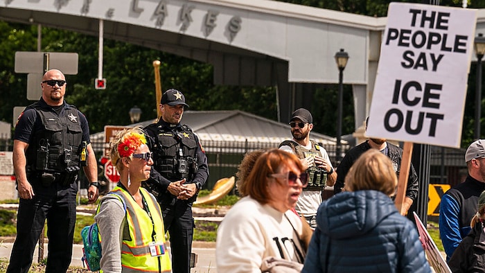 Nicht Migranten, sondern die Einwanderungsbehörde selbst sollte laut diesen Demonstrantinnen ...