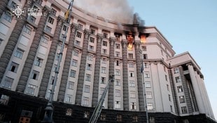 Flammen schossen aus mehreren Räumlichkeiten des Regierungssitzes.