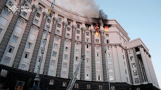 Flammen schossen aus mehreren Räumlichkeiten des Regierungssitzes.