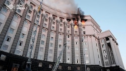 Flammen schossen aus mehreren Räumlichkeiten des Regierungssitzes.