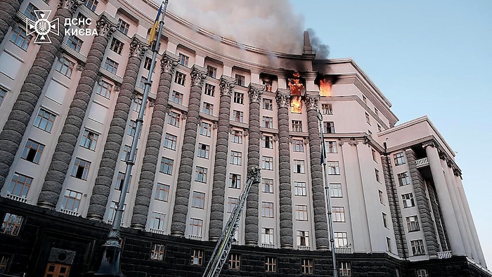 Flammen schossen aus mehreren Räumlichkeiten des Regierungssitzes.