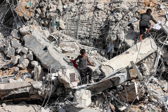 In den vergangenen Tagen verstärkte das israelische Militär seine Luftangriffe auf die dicht ...