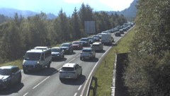 Staus sind auf der viel befahrenen Fernpassstraße keine Seltenheit. (Archivbild)