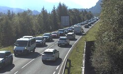 Staus sind auf der viel befahrenen Fernpassstraße keine Seltenheit. (Archivbild)