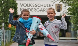 Der erste Schultag ist aufregend für die Kinder und ein großer Schritt im Leben.