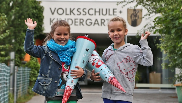 Der erste Schultag ist aufregend für die Kinder und ein großer Schritt im Leben.