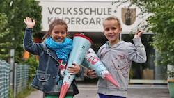 Der erste Schultag ist aufregend für die Kinder und ein großer Schritt im Leben.