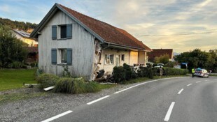 Der Lenker ließ eine Spur der Verwüstung zurück.