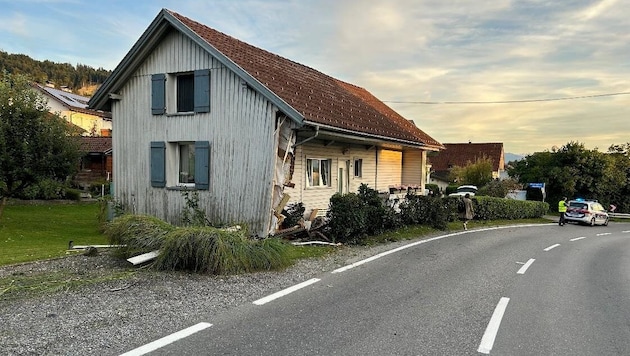 Der Lenker ließ eine Spur der Verwüstung zurück.