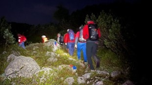 Zehn Bergretter und ein Alpinpolizist stiegen im Dunklen auf