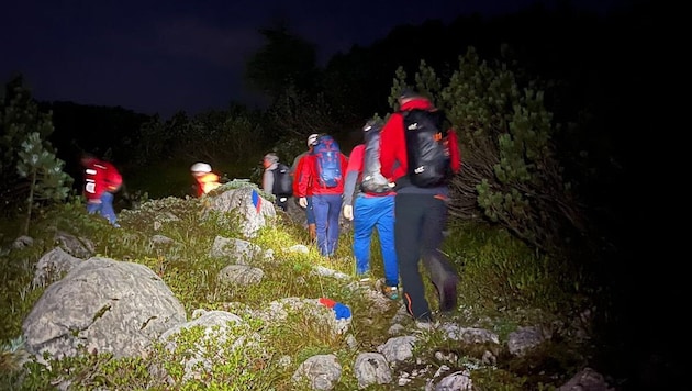 Zehn Bergretter und ein Alpinpolizist stiegen im Dunklen auf
