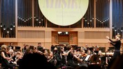 Junge MusikerInnen am Podium: Das Oberösterreichische Jugendsinfonieorchester unter der Leitung ...