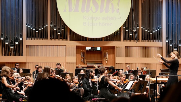 Junge MusikerInnen am Podium: Das Oberösterreichische Jugendsinfonieorchester unter der Leitung ...