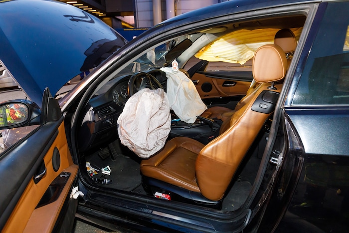Die Airbags, die beim Aufprall ausgelöst wurden, dürften schlimmere Verletzungen der beiden ...