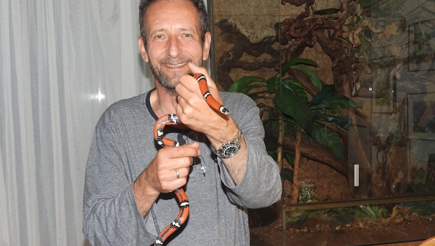 Klaus Baumgartner mit seiner ersten geretteten Schlange