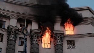 Das russische Militär hat den Regierungssitz in Kiew angegriffen, der Brand wurde inzwischen ...