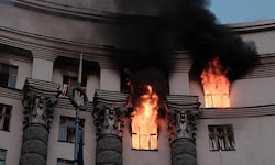 Das russische Militär hat den Regierungssitz in Kiew angegriffen, der Brand wurde inzwischen ...