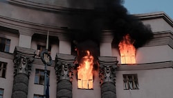 Das russische Militär hat den Regierungssitz in Kiew angegriffen, der Brand wurde inzwischen ...