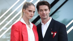 In einer exklusiven Trauung in Idaho gaben sich Schauspieler Patrick Schwarzenegger und Model ...