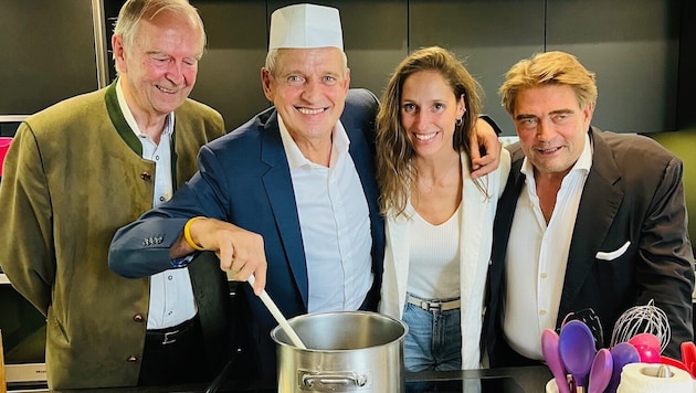 „Es ist angerichtet!“ – Frank Schneider (2.v.l.) mit Karl Wiesinger, Tochter Lisa und Karl Egger ...