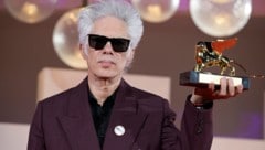 Jim Jarmusch mit seinem Goldenen Löwen auf der Biennale